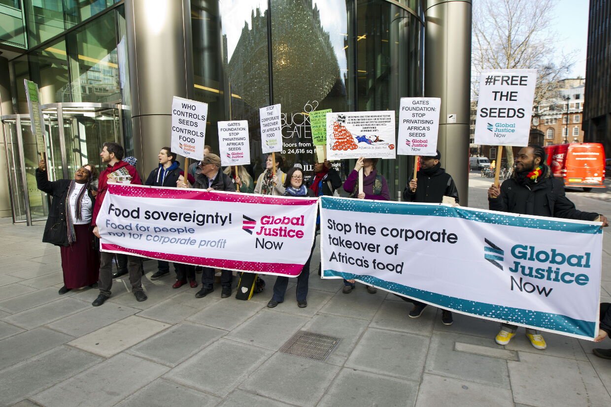 Global Justice Now / flickr (CC BY 2.0) Demo für Ernährungssouveränität und gegen die Industrialisierung der afrikansichen Landwirtschaft.