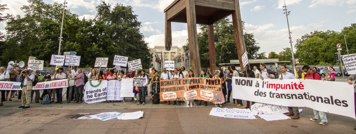 Demonstration für verbindliche menschrechtliche Regeln für transnationale Konzerne in Genf