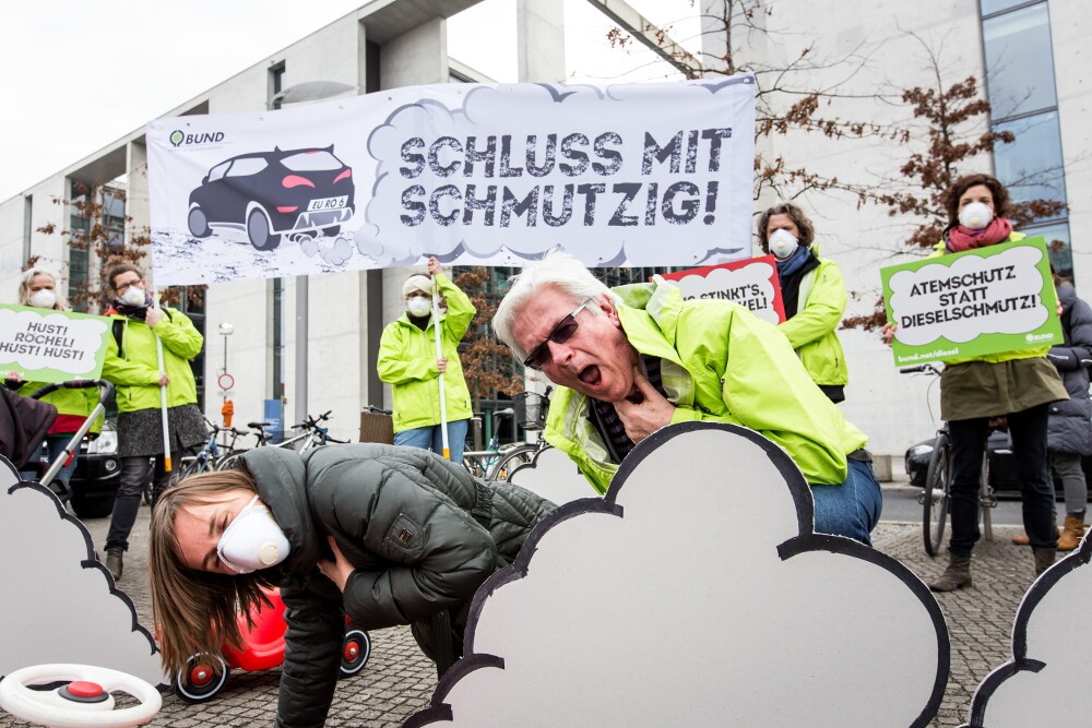 Jörg Farys/BUND/Flickr (2017): Protest vor dem Dieselgate-Untersuchungsausschuss in Berlin 8.3.2017 (CC BY 2.0) Die Better Regulation Agenda hat mit dazu beigetragen, dass der Diesel-Gate-Skandal möglich wurde – und dass seine Aufarbeitung in Europa kaum voran kommt.