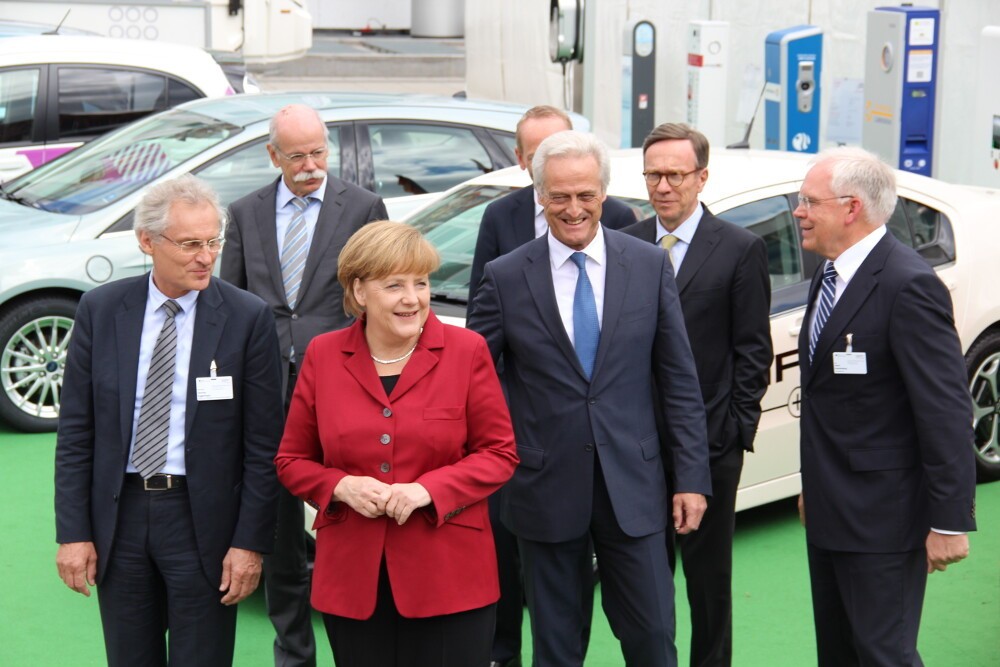 „Auto-Kanzlerin“ Angela Merkel und Verkehrsminister Ramsauer posieren 2013 mit Vertretern der deutschen Automobilindustrie.