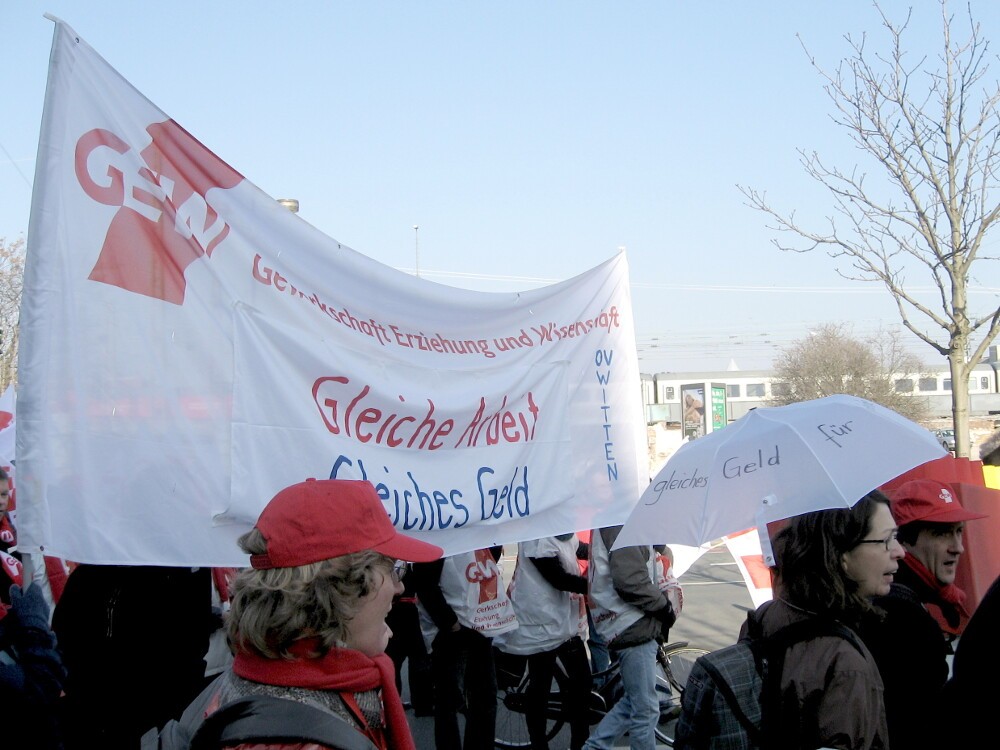 Demonstration der GEW gegen ungleiche Bezahlung im Lehrerberuf.