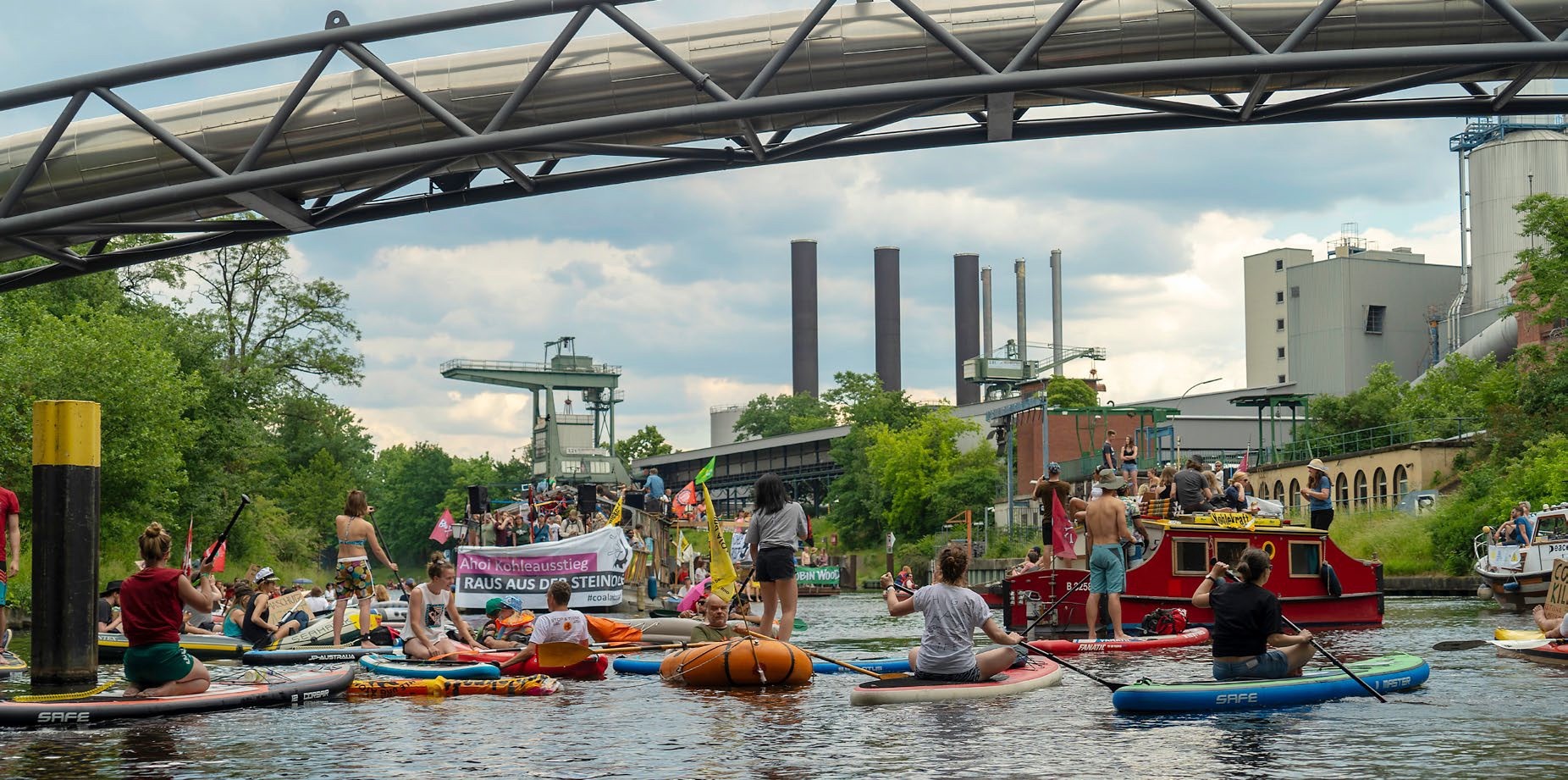 Gegen den Klimawandel und seine Verursacher kommen verschiedenste Strategien zum Einsatz: Von der Demo bis hin zu gerichtlichen Klagen.